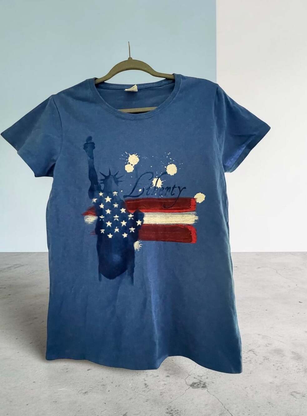 Gildan Liberty Statue Graphic T-Shirt Size M Blue Cotton Patriotic Top